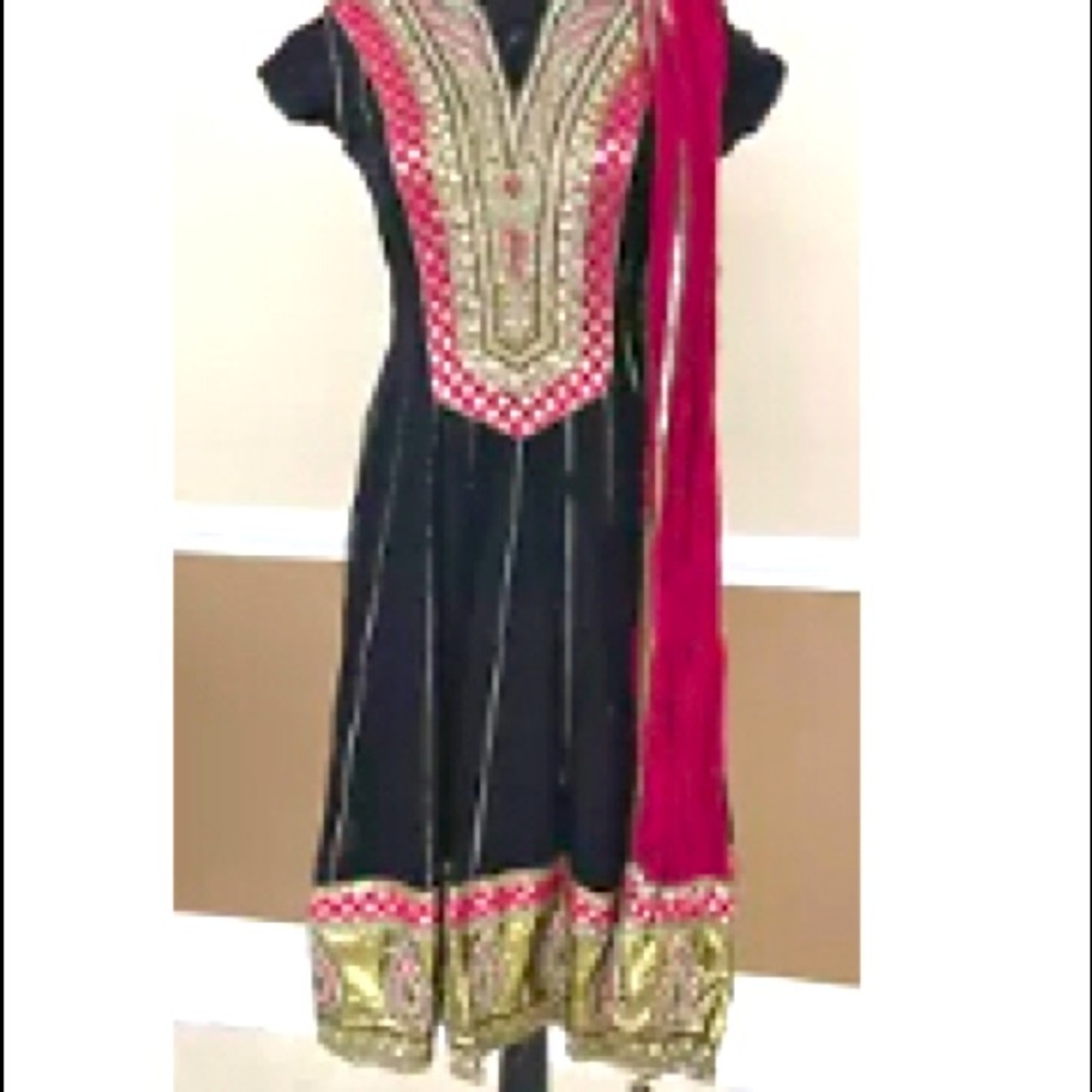 Brand new never worn Pakistani shalwar kameez. Beautiful hot pink against black.